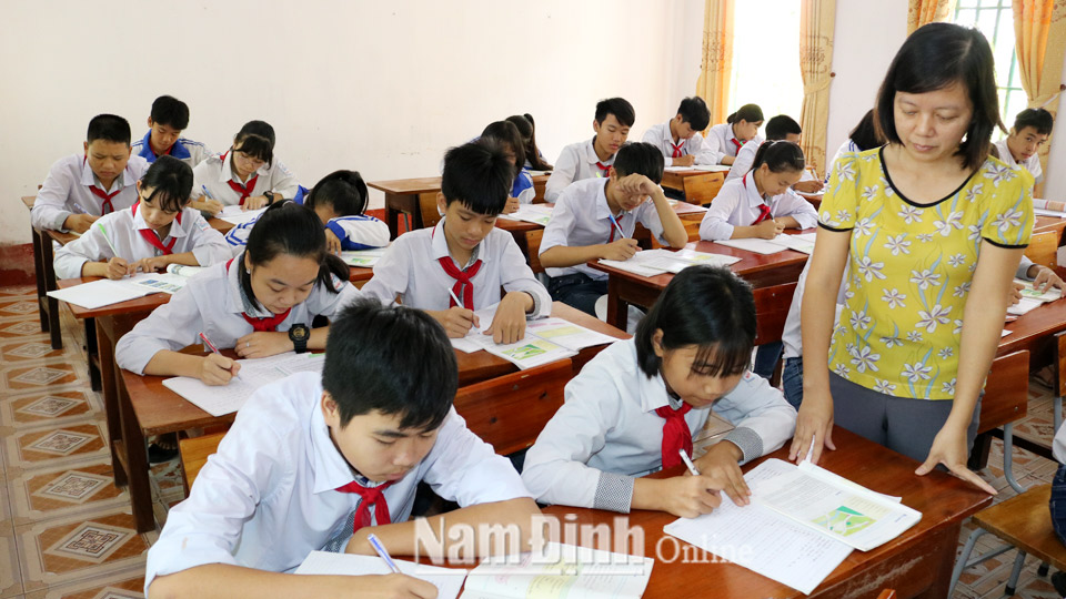 Một tiết học tiếng Anh của học sinh Trường Trung học cơ sở Nghĩa Thịnh.