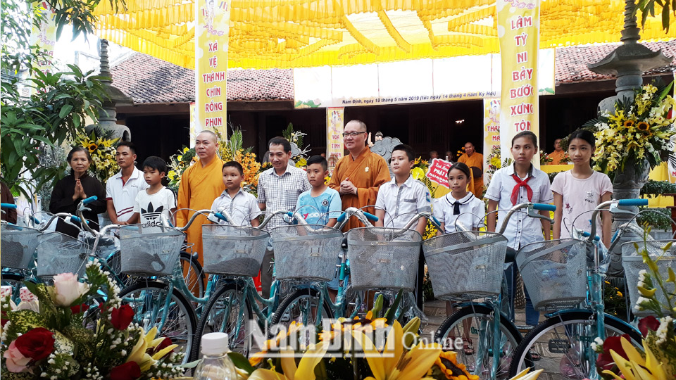 Đại diện Chùa Vọng Cung trao tặng xe đạp cho học sinh có hoàn cảnh khó khăn trên địa bàn thành phố Nam Định.  Ảnh: Do cơ sở cung cấp
