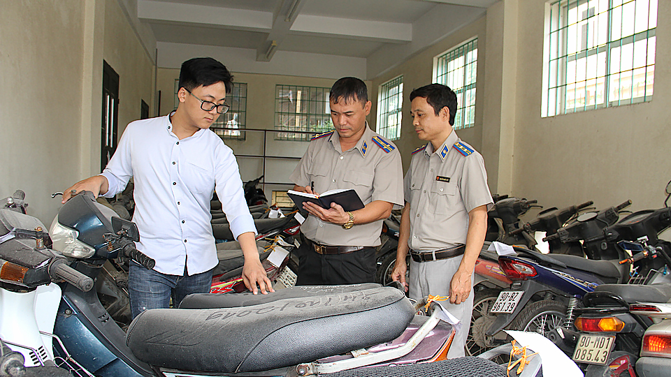 Lãnh đạo Chi cục Thi hành án dân sự thành phố Nam Định kiểm tra vật chứng thu giữ.