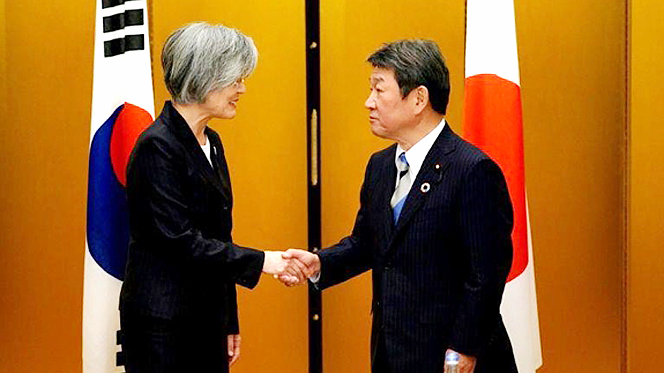 Tiếp tục duy trì Hiệp định GSOMIA được hy vọng sẽ giúp tháo gỡ các "nút thắt" trong quan hệ Hàn Quốc và Nhật Bản.  Ảnh: AFP