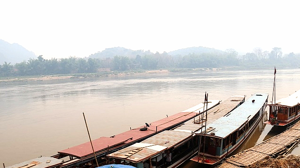 Sông Mekong chảy qua Lào và một phần là biên giới tự nhiên với Thái Lan được coi là nguồn cung cấp điện năng chính của Lào.