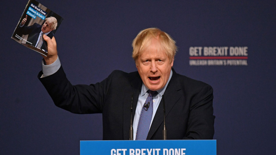 Thủ tướng Anh Boris Johnson công bố cương lĩnh tranh cử của đảng Bảo thủ tại Telford, miền Trung nước Anh ngày 24-11-2019.  Ảnh: AFP/TTXVN