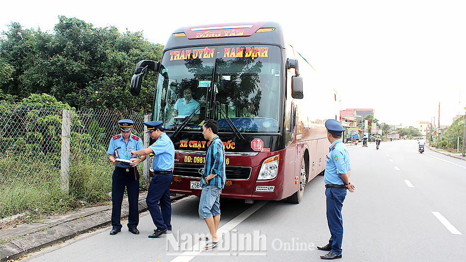 Lực lượng Thanh tra giao thông kiểm tra việc chấp hành các quy định của pháp luật về vận tải hành khách trên tuyến Quốc lộ 37B, thuộc địa phận huyện Giao Thủy.