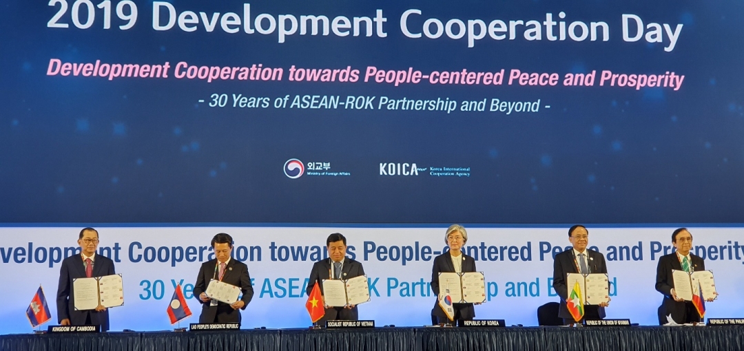 Bộ trưởng các nước ASEAN ký bản ghi nhớ về hợp tác phát triển. Ảnh: Yonhap