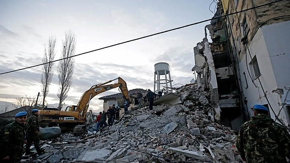Tòa nhà tại Thumane bị sập sau trận động đất ngày 26-11. (Ảnh: Reuters)