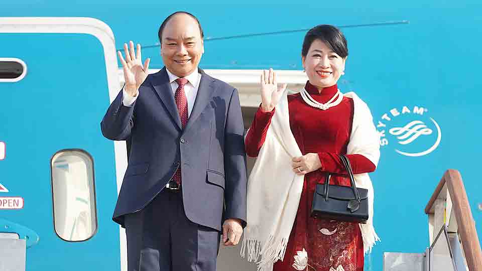 Thủ tướng Chính phủ Nguyễn Xuân Phúc và Phu nhân đến sân bay quân sự Seoul. Ảnh: Thống Nhất - TTXVN