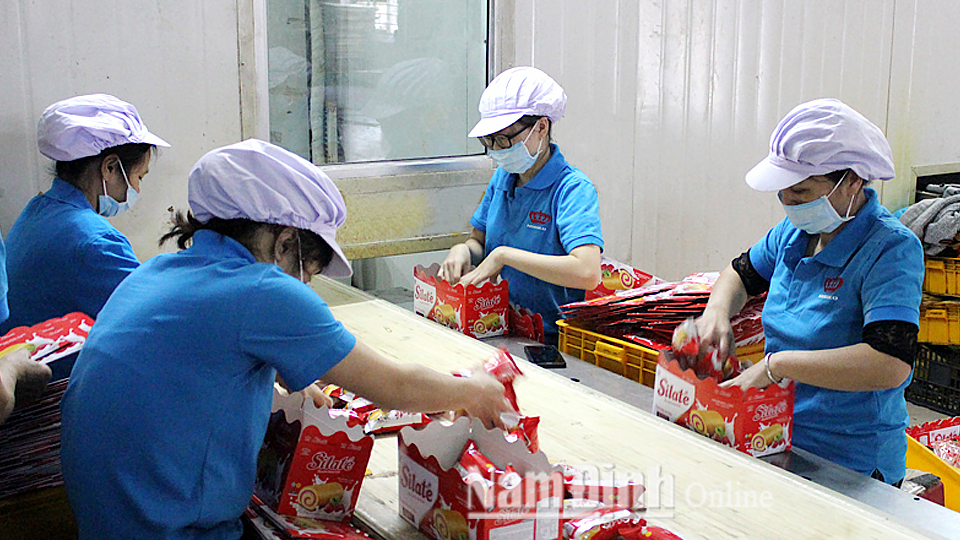 Sản xuất bánh kẹo tại Công ty Trách nhiệm hữu hạn Thương mại Hòa Bình, Cụm Công nghiệp An Xá (thành phố Nam Định).
