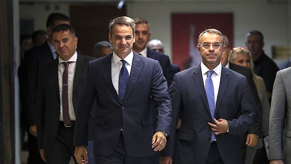 Thủ tướng Hy Lạp Kyriakos Mitsotakis (ở giữa, bên trái) và Bộ trưởng Tài chính Christos Staikouras (ở giữa, bên phải) tới dự cuộc họp tại Athens, ngày 11-9-2019. (Ảnh: AP)