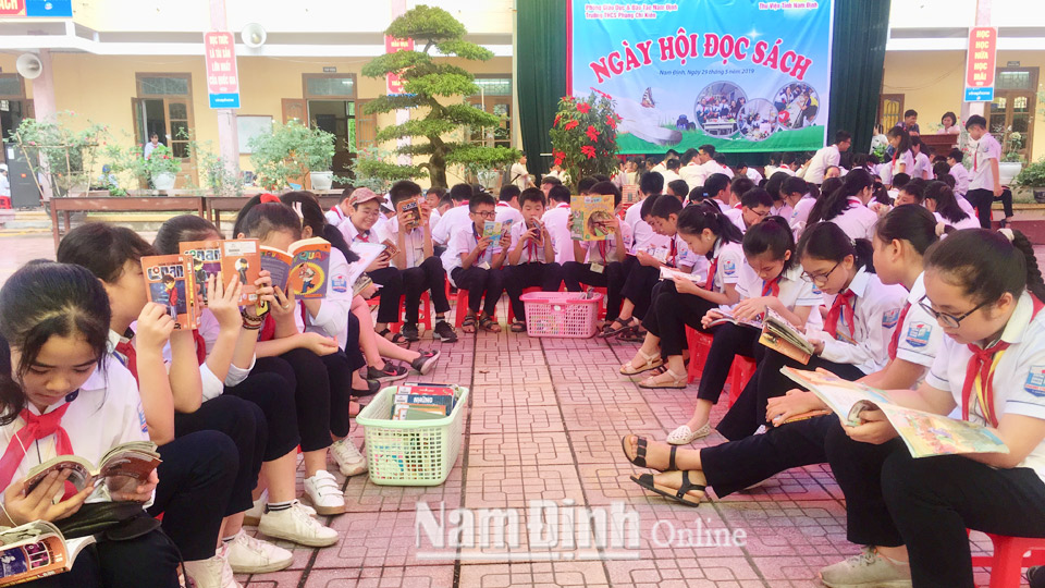 Học sinh Trường Trung học cơ sở Phùng Chí Kiên (thành phố Nam Định) tham gia hoạt động Ngày hội đọc sách năm 2019.  Bài và ảnh: Minh Thuận