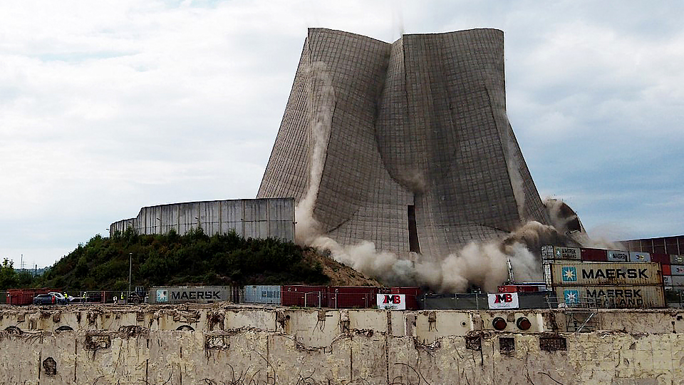 Cảnh tượng phá hủy tháp làm mát của Nhà máy điện hạt nhân Muelheim-Kaerlich, Đức hồi tháng 8. Ảnh: AFP
