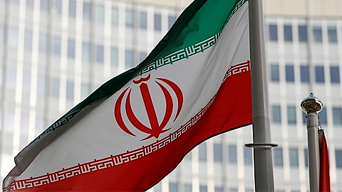 Cờ của Iran bên ngoài trụ sở Cơ quan Năng lượng nguyên tử quốc tế (IAEA) tại Vienna, Áo, tháng 3-2019. (Ảnh: Reuters)