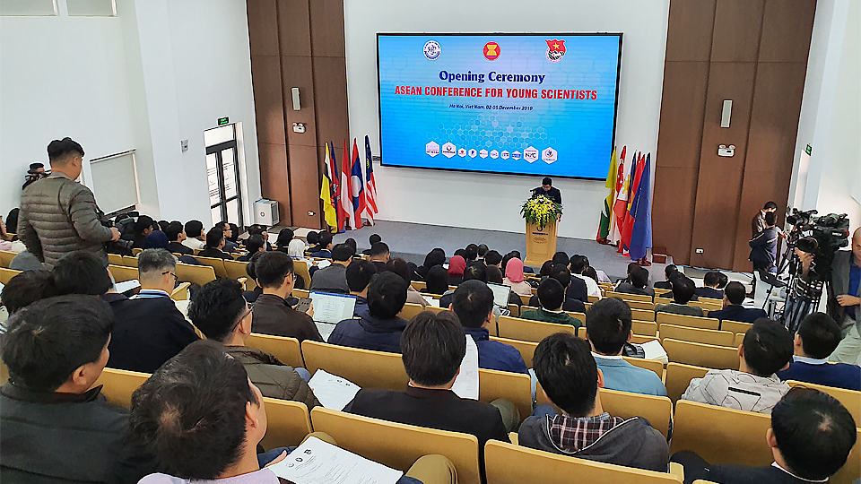 Các nhà khoa học trẻ cùng thảo luận, nêu những khuyến nghị để phát triển ASEAN bền vững
