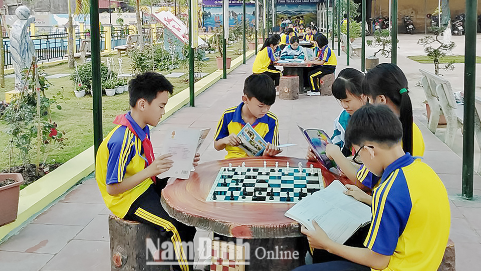 Học sinh đọc sách tại Thư viện xanh Trường Trung học cơ sở Nam Cường.