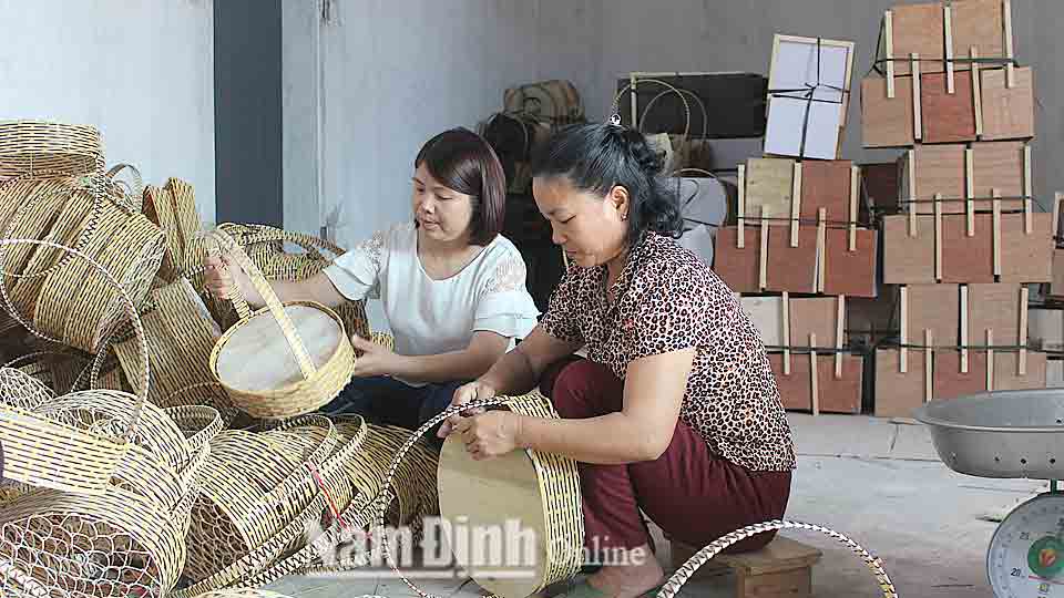 Chị Trần Thị Hương (bên trái) thôn Văn Lãng, xã Trực Tuấn (Trực Ninh) hướng dẫn chị em làm mẫu hàng mới.