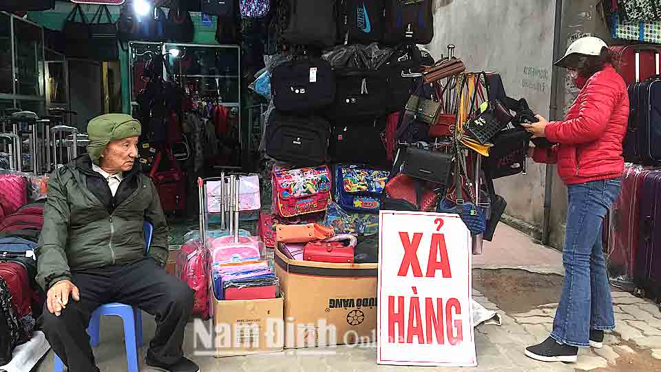 Một cửa hàng kinh doanh túi xách tại thành phố Nam Định xả hàng dịp cuối năm.