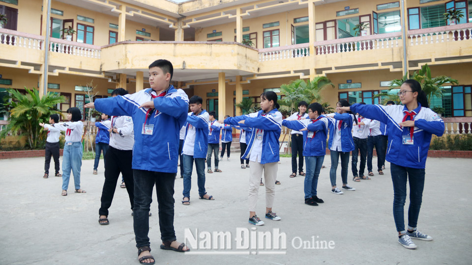 Học sinh Trường Trung học cơ sở Lê Quý Đôn, thị trấn Lâm trong một giờ học thể dục.