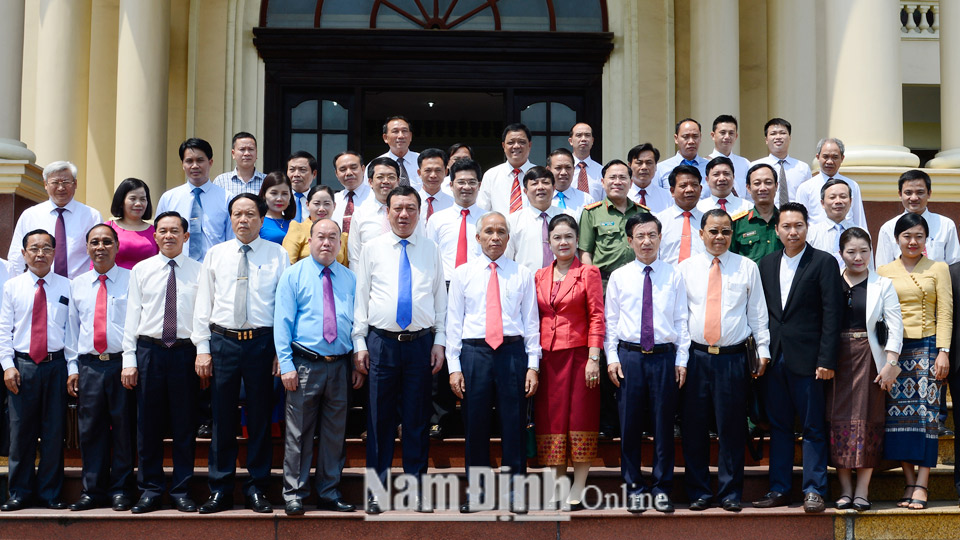 Các đồng chí lãnh đạo tỉnh Nam Định chụp ảnh lưu niệm với lãnh đạo tỉnh U Đôm Xay trong chuyến đến thăm, làm việc tại tỉnh ta (tháng 5-2019).