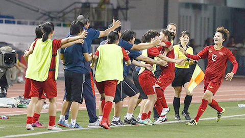 Niềm vui vỡ òa của ban huấn luyện và các cầu thủ đội tuyển nữ Việt Nam.