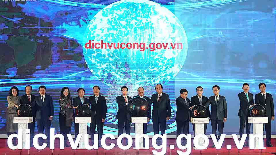 Thủ tướng Nguyễn Xuân Phúc và các đại biểu thực hiện nghi thức khai trương Cổng Dịch vụ công quốc gia. Ảnh: VGP/Quang Hiếu