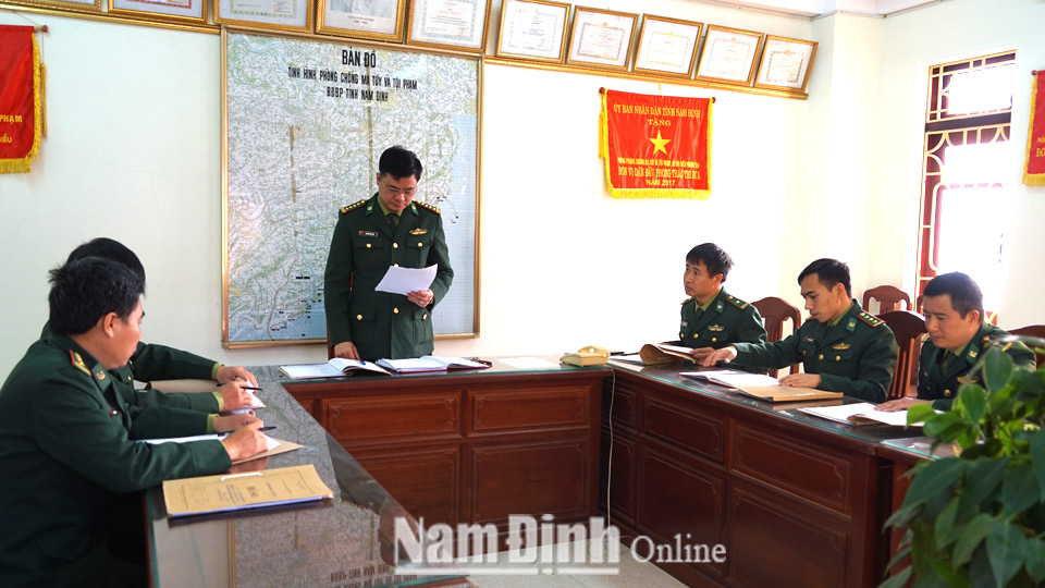 Cán bộ, chiến sĩ phòng Phòng, chống ma túy và tội phạm (Bộ đội Biên phòng tỉnh) triển khai kế hoạch phá án.