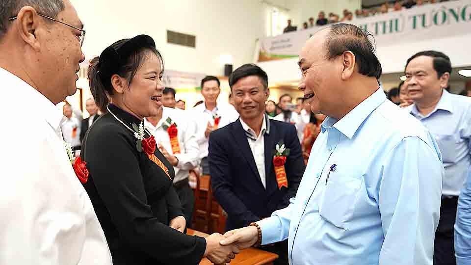 Thủ tướng Nguyễn Xuân Phúc gặp gỡ các đại biểu dự hội nghị. Ảnh: VGP/Quang Hiếu
