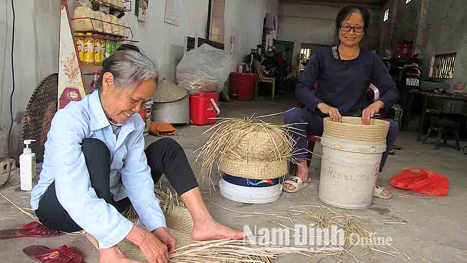 Đan cói xuất khẩu tại làng nghề Vũ Lao, xã Xuân Phong.