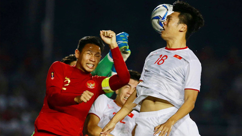 Cầu thủ U22 Indonesia (áo đỏ) bất lực trước các tình huống cố định của U22 Việt Nam 