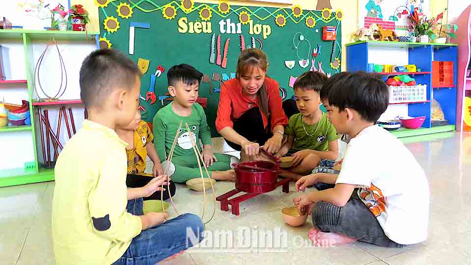Các em học sinh Trường Mầm non Yên Ninh (Ý Yên) tìm hiểu, trải nghiệm ở góc học tập trong lớp.