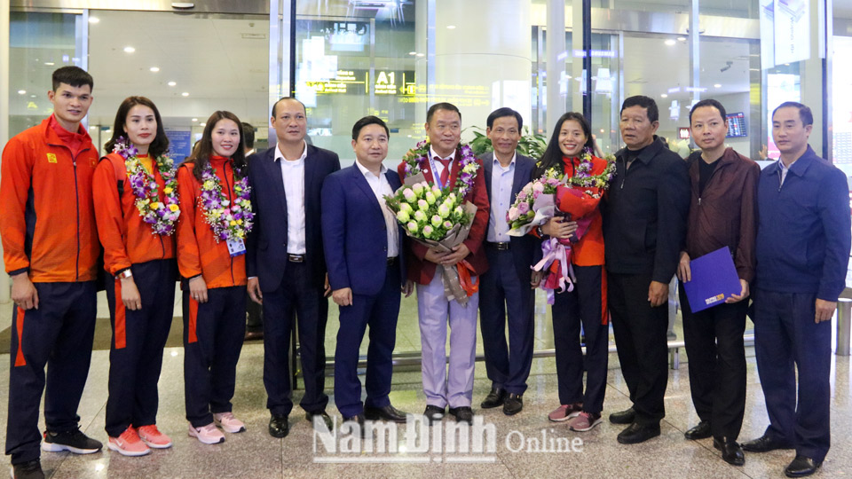 Lãnh đạo Sở Văn hóa – Thể thao và Du lịch đón, tặng hoa chúc mừng các vận động viên, huấn luyện viên điền kinh Nam Định tại Cảng hàng không quốc tế Nội Bài (Hà Nội).