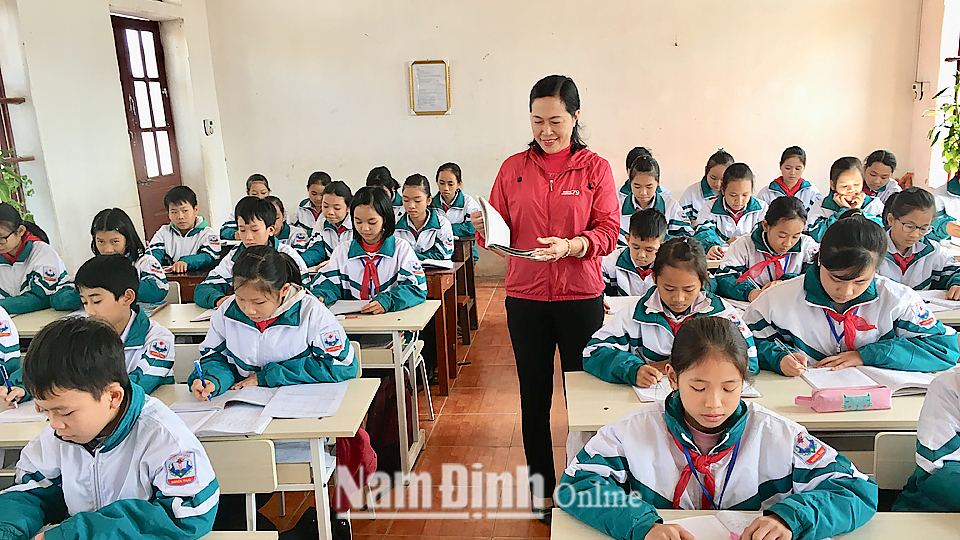 Cô và trò Trường Trung học cơ sở Nghĩa Thái trong một giờ học.