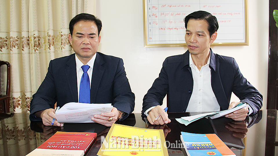 Lãnh đạo Tòa án nhân dân thành phố Nam Định nghiên cứu các văn bản pháp luật phục vụ công tác xét xử.