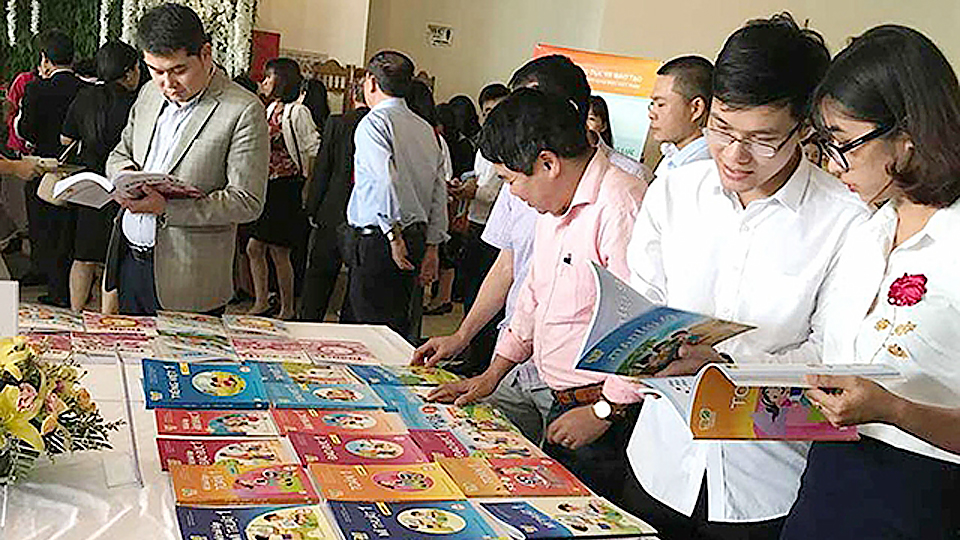 Nhà xuất bản Giáo dục Việt Nam giới thiệu bản mẫu 4 bộ sách giáo khoa biên soạn theo chương trình giáo dục phổ thông mới. Ảnh: AN HIỀN