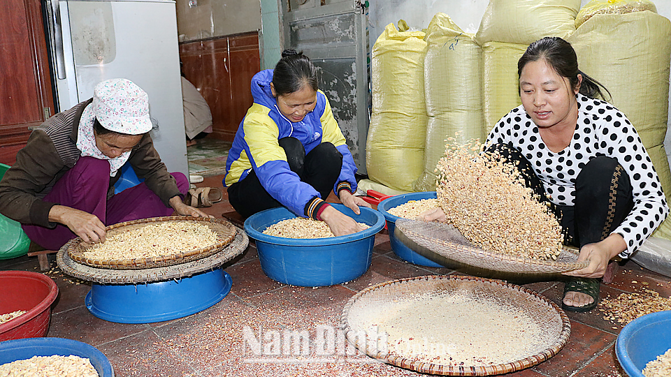 Cơ sở sản xuất kẹo lạc, kẹo dồi truyền thống Hồng Bắc của gia đình ông Vũ Văn Bắc, thôn Thượng Nông.