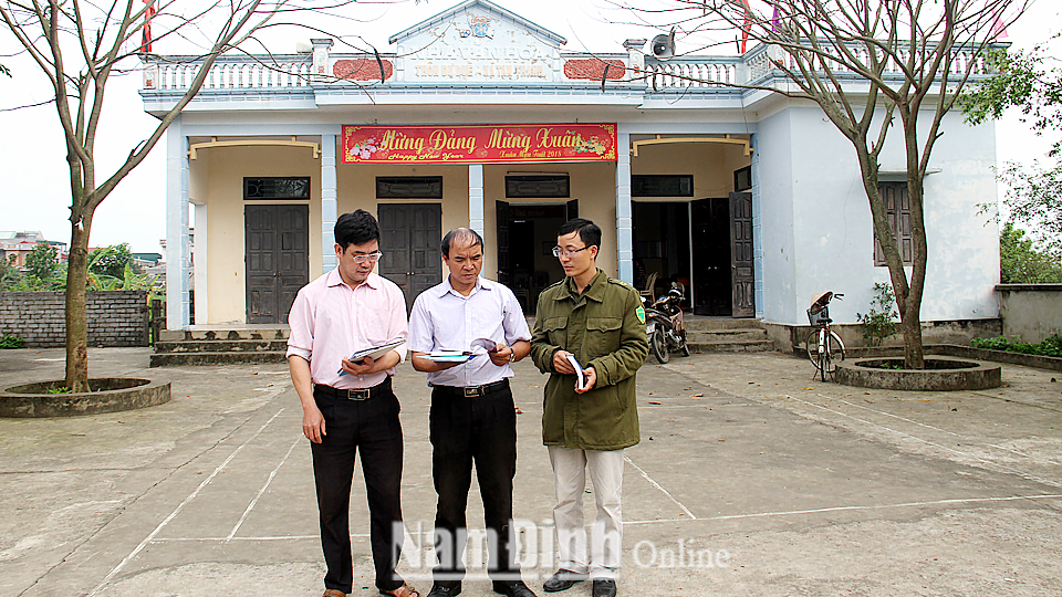 Cán bộ thôn Dư Duệ, xã Tam Thanh chuẩn bị nội dung tuyên truyền pháp luật trên loa phát thanh của thôn.