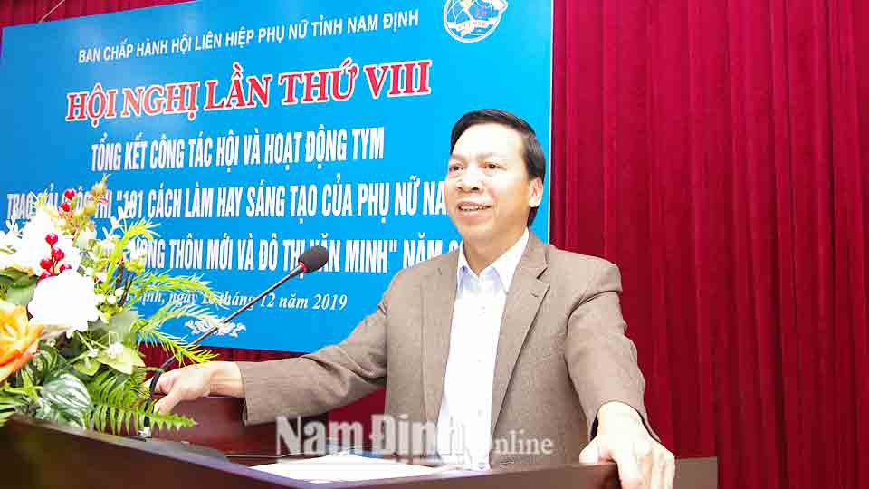 Đồng chí Trần Văn Chung, Phó Bí thư Thường trực Tỉnh ủy, Chủ tịch HĐND tỉnh phát biểu tại hội nghị lần thứ VIII, Ban Chấp hành Hội Liên hiệp Phụ nữ tỉnh.