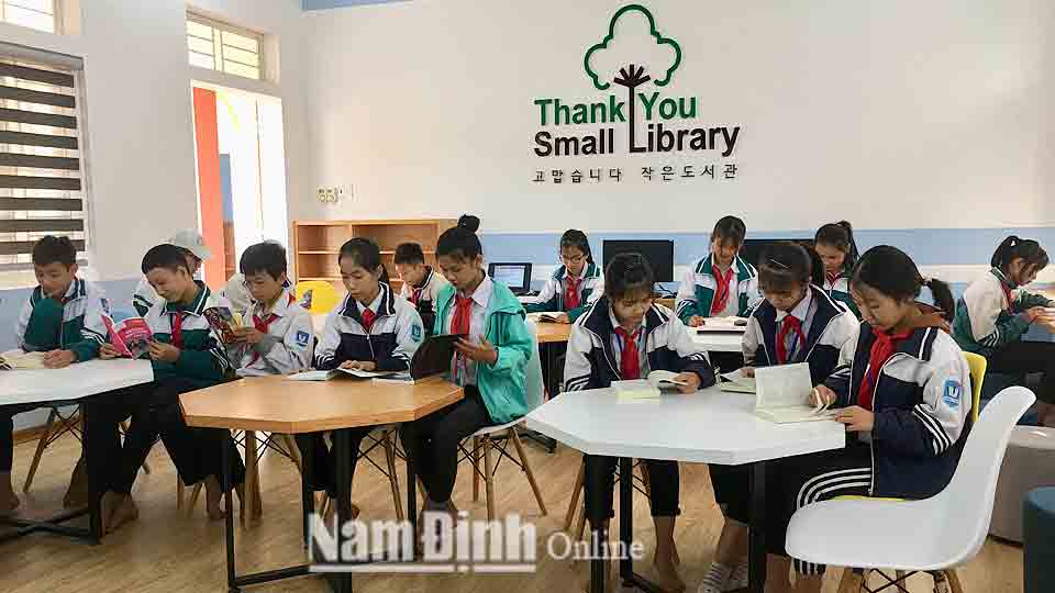 Học sinh Trường Trung học cơ sở Trực Hưng (Trực Ninh) đọc sách tại thư viện nhà trường.