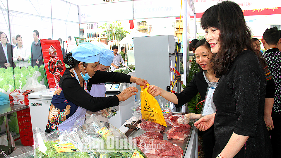 Người tiêu dùng mua sản phẩm thịt lợn sạch Minh Long (thành phố Nam Định) tại hội chợ giới thiệu nông sản sạch Nam Định.