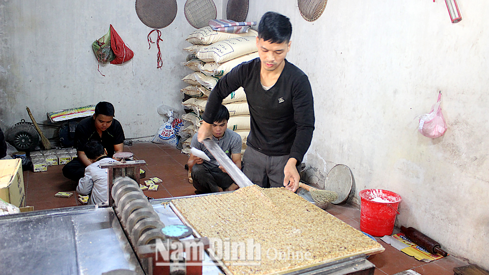 Sản xuất kẹo lạc tại thôn Thượng Nông, xã Bình Minh (Nam Trực).