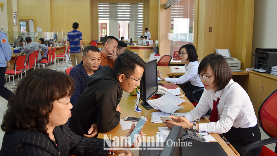 Nhân viên Ngân hàng Nông nghiệp và Phát triển nông thôn (Agribank) Bắc Nam Định hướng dẫn khách hàng đăng ký dịch vụ Internet banking trên điện thoại di động.