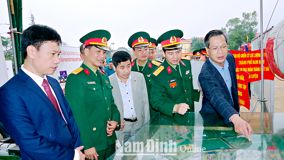 Lãnh đạo thành phố Nam Định, lãnh đạo Bộ Chỉ huy Quân sự tỉnh tham quan mô hình học cụ tại lễ ra quân huấn luyện năm 2019 của lực lượng vũ trang thành phố. Ảnh: PV