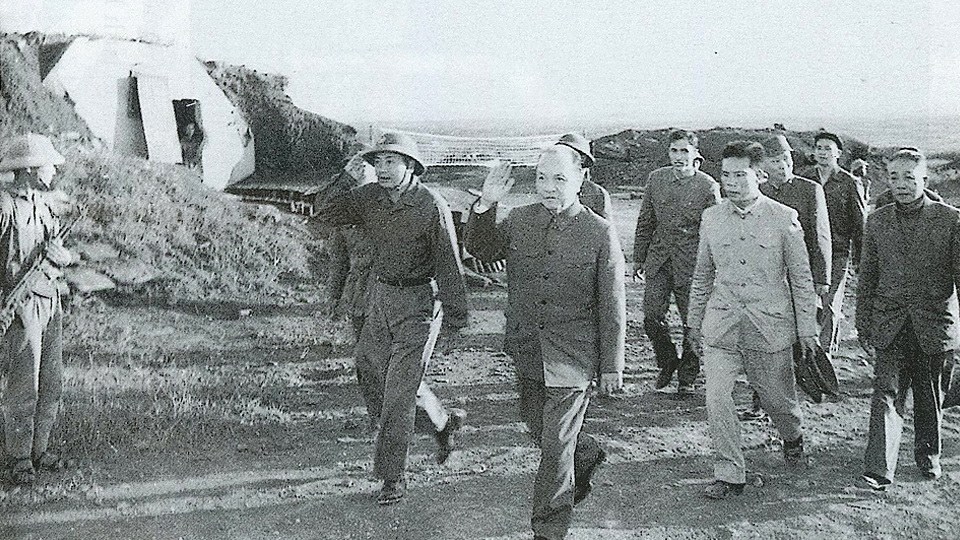 Đồng chí Trường Chinh thăm căn cứ Dốc Miếu, Quảng Trị, tháng 1-1974.