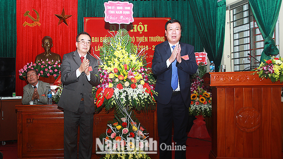 Đồng chí Đoàn Hồng Phong, Ủy viên Ban Chấp hành Trung ương Đảng, Bí thư Tỉnh ủy, Trưởng đoàn Đoàn đại biểu Quốc hội của tỉnh tặng hoa chúc mừng đại hội Câu lạc bộ Thiên Trường nhiệm kỳ 2019-2022.