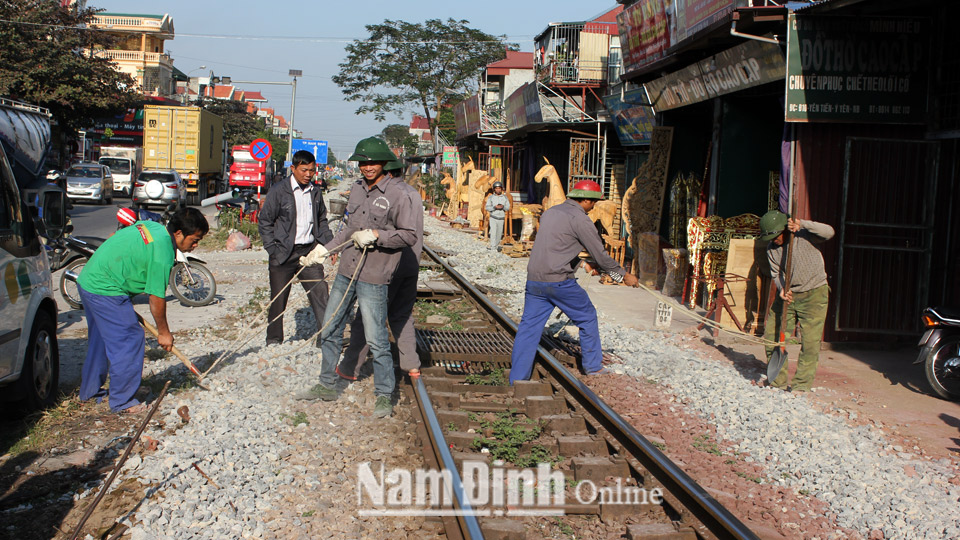 Tu sửa hạ tầng đường sắt góp phần tăng cường đảm bảo an toàn giao thông đoạn qua địa phận xã Yên Tiến (Ý Yên).