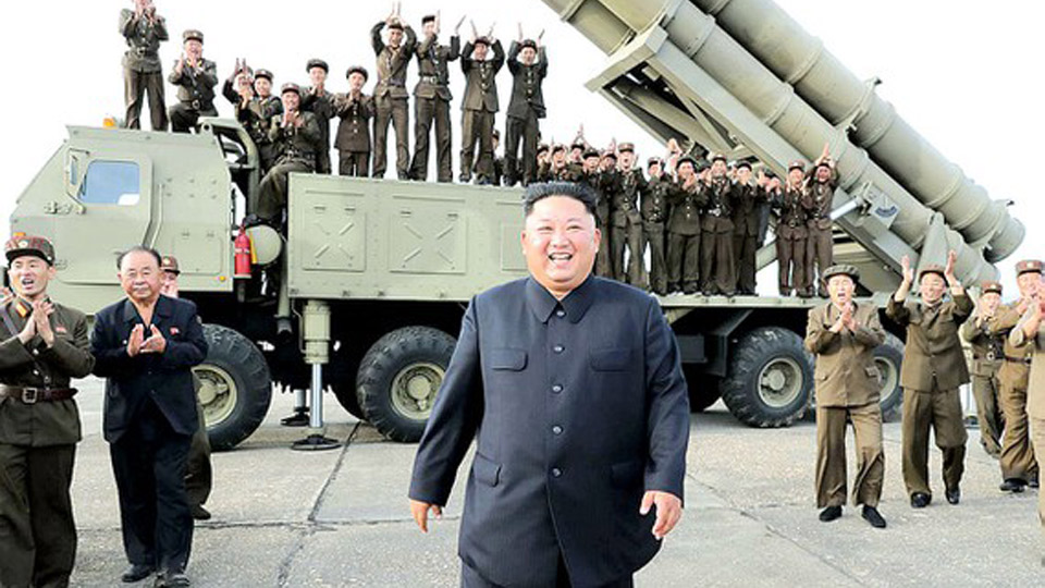 Nhà lãnh đạo Triều Tiên Kim Jong-un giám sát một vụ thử vũ khí trong năm 2019.  Ảnh: Internet