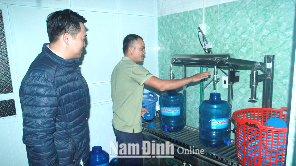 Mô hình nước uống đóng bình của đoàn viên Phạm Văn Tuyến, xóm 8 Quyết Tiến, xã Giao Tiến (Giao Thủy).