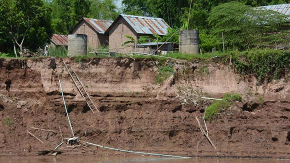Việc khai thác cát quá mức trên sông Mekong đã gây ra tình trạng xói mòn.  Ảnh: BBC