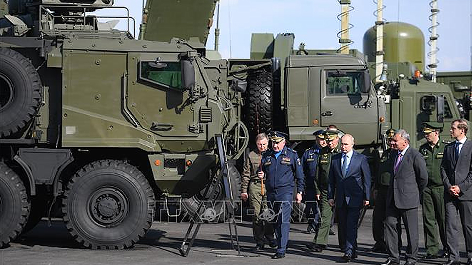 Tổng thống Nga Vladimir Putin (giữa) thăm trung tâm thử nghiệm bay quân sự ở Akhtubinsk, Nga, ngày 14/5/2019. Ảnh: AFP/TTXVN