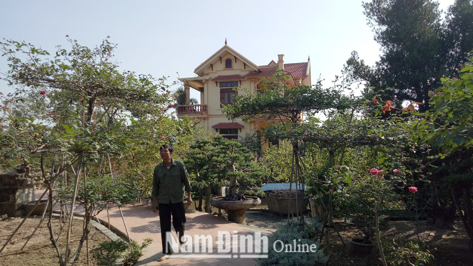 Khu nhà vườn của ông Vũ Văn Hoa ở thôn Vỵ Khê, xã Điền Xá (Nam Trực) là địa điểm thu hút nhiều du khách đến tham quan.  Bài và ảnh: Thanh Thúy