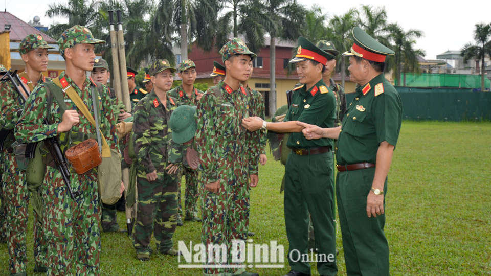 Lãnh đạo Bộ Quốc phòng và Bộ Chỉ huy Quân sự tỉnh kiểm tra động viên Đại đội Trinh sát (Bộ Chỉ huy Quân sự tỉnh) thực hiện nhiệm vụ.