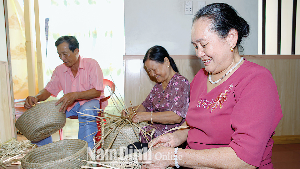 Nghề làm cói tạo việc làm và thu nhập ổn định cho nhiều lao động cao tuổi ở xã Nam Lợi.